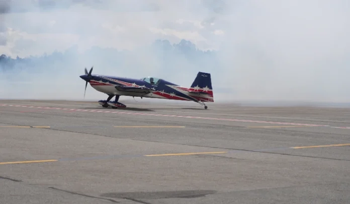 En fotos: acrobacias abrieron el show del viernes en la Feria Aeronáutica