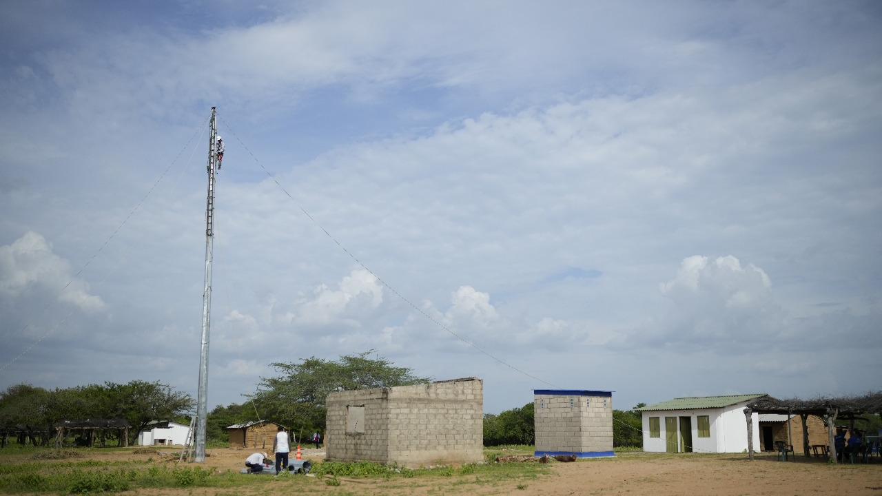 Importante alianza entre Claro, Promigas y Grupo Aval, permitirá la conectividad en La Guajira a comunidades Wayuu 1 Claro y sus aliados impulsan la conectividad en La Guajira para reducir la brecha digital en comunidades rurales