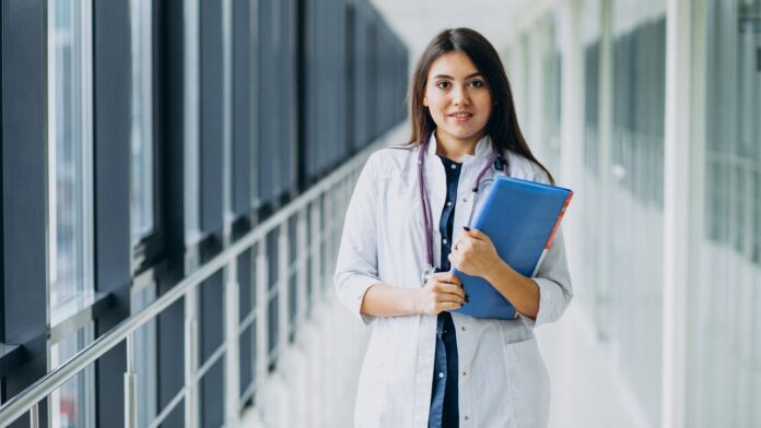 Lista de universidades públicas que enseñan medicina y especializaciones médico-quirúrgicas