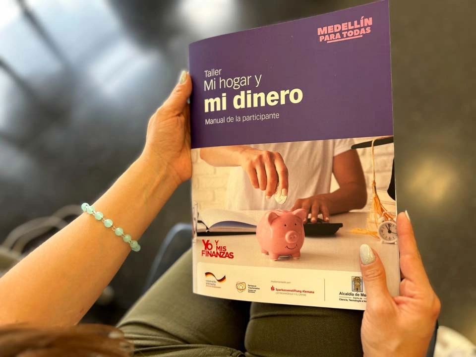 Medellín inicia educación financiera y empresarial a 100 mujeres en alianza con una fundación alemana