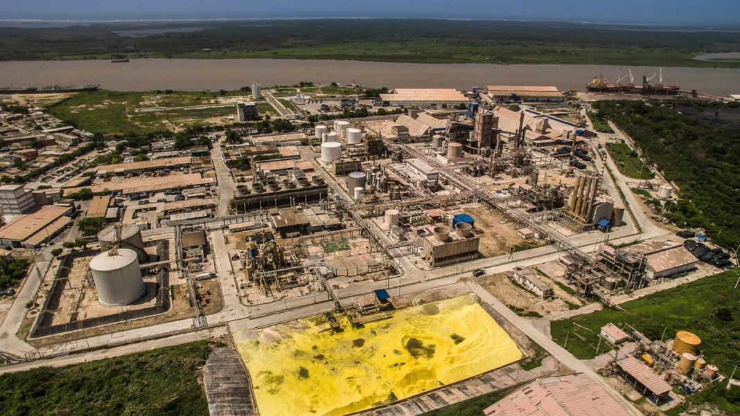 Colombia avanza en la compra de Monómeros tras firmar un acuerdo de confidencialidad con Venezuela, buscando fortalecer la producción de fertilizantes y garantizar la seguridad alimentaria.