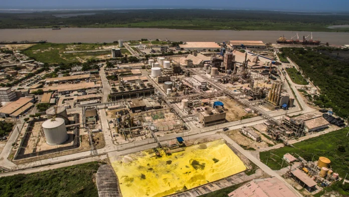 Colombia avanza en la compra de Monómeros tras firmar un acuerdo de confidencialidad con Venezuela, buscando fortalecer la producción de fertilizantes y garantizar la seguridad alimentaria.