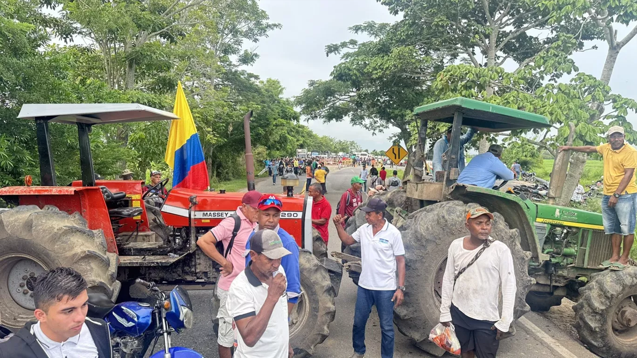 El paro arrocero en Colombia completa cuatro días con bloqueos viales en nueve departamentos, afectando la movilidad, el transporte de carga y sin avances en las negociaciones con el Gobierno.
