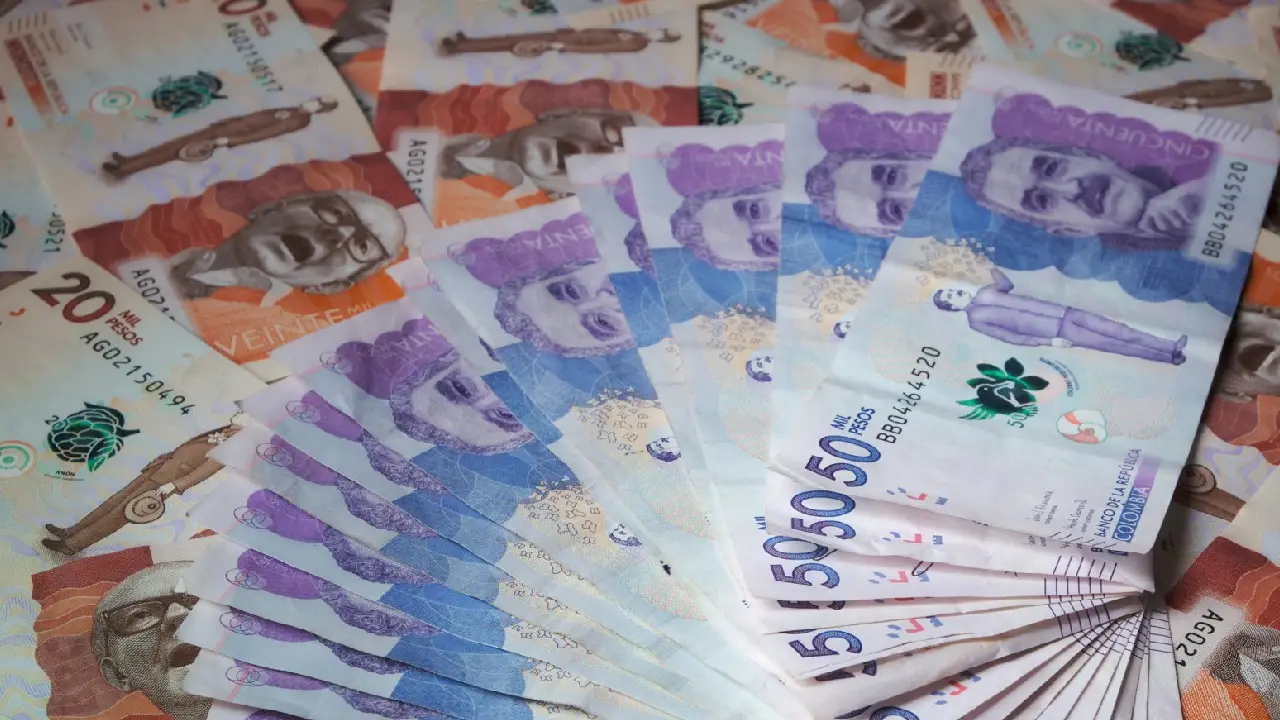 Peso colombiano lidera entre monedas andinas y mejora expectativas económicas