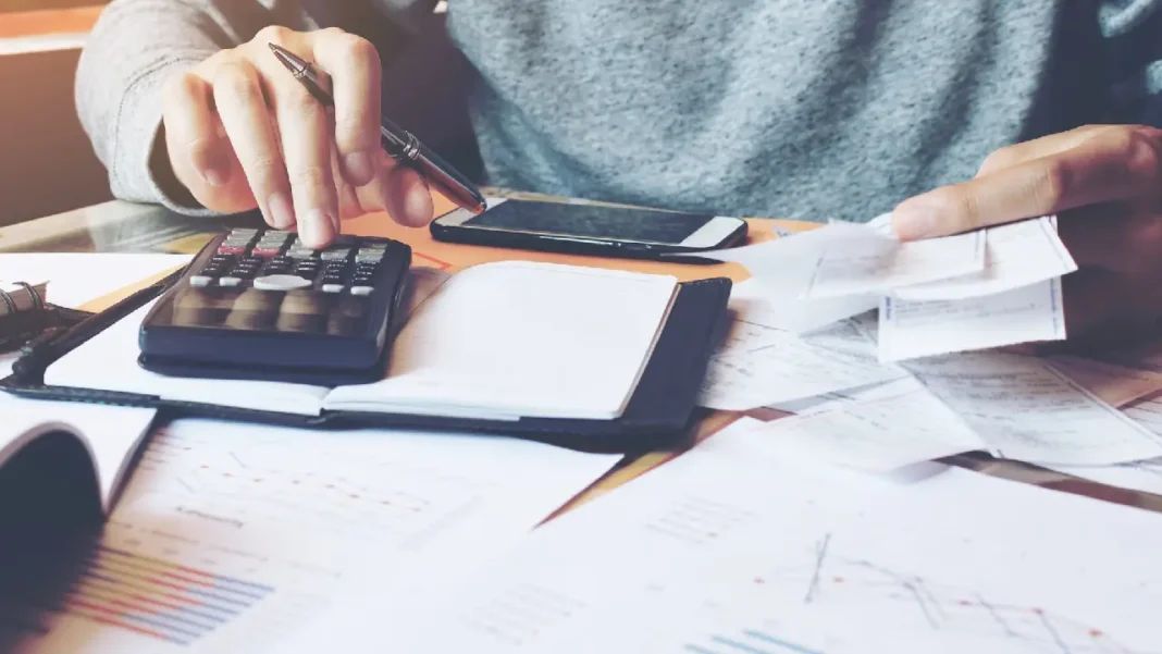 Peso colombiano lidera entre monedas andinas y mejora expectativas económicas