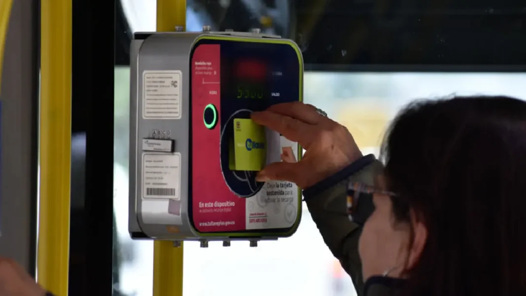 La Alcaldía de Bogotá avanza en su estrategia de movilidad incluyente con la entrega de subsidios de Transmilenio y Sitp para población vulnerable. Más de $14.700 millones se invertirán este mes en el programa.