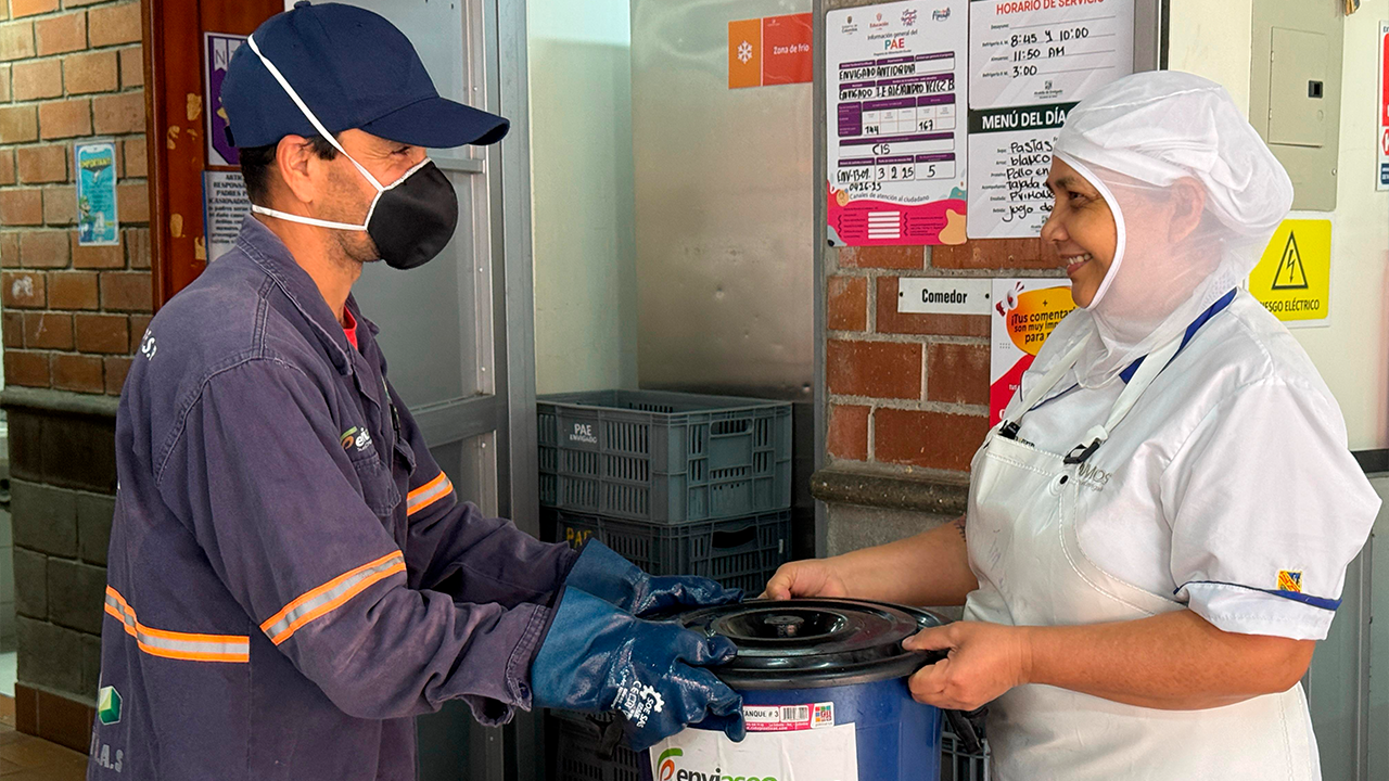 Enviaseo celebra 1 año de recolección de residuos orgánicos en Envigado con resultados ejemplares 2 Según explicó Agudelo, todos los residuos orgánicos recolectados por Enviaseo son transportados hasta una planta de tratamiento ubicada en San Antonio de Prado, donde un aliado estratégico de la empresa realiza el proceso de transformación en abono orgánico.