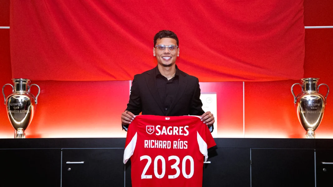 El salario de Richard Ríos en el Benfica supera los $14 mil millones al año, una cifra que lo posiciona entre los futbolistas colombianos mejor pagos en el fútbol internacional.