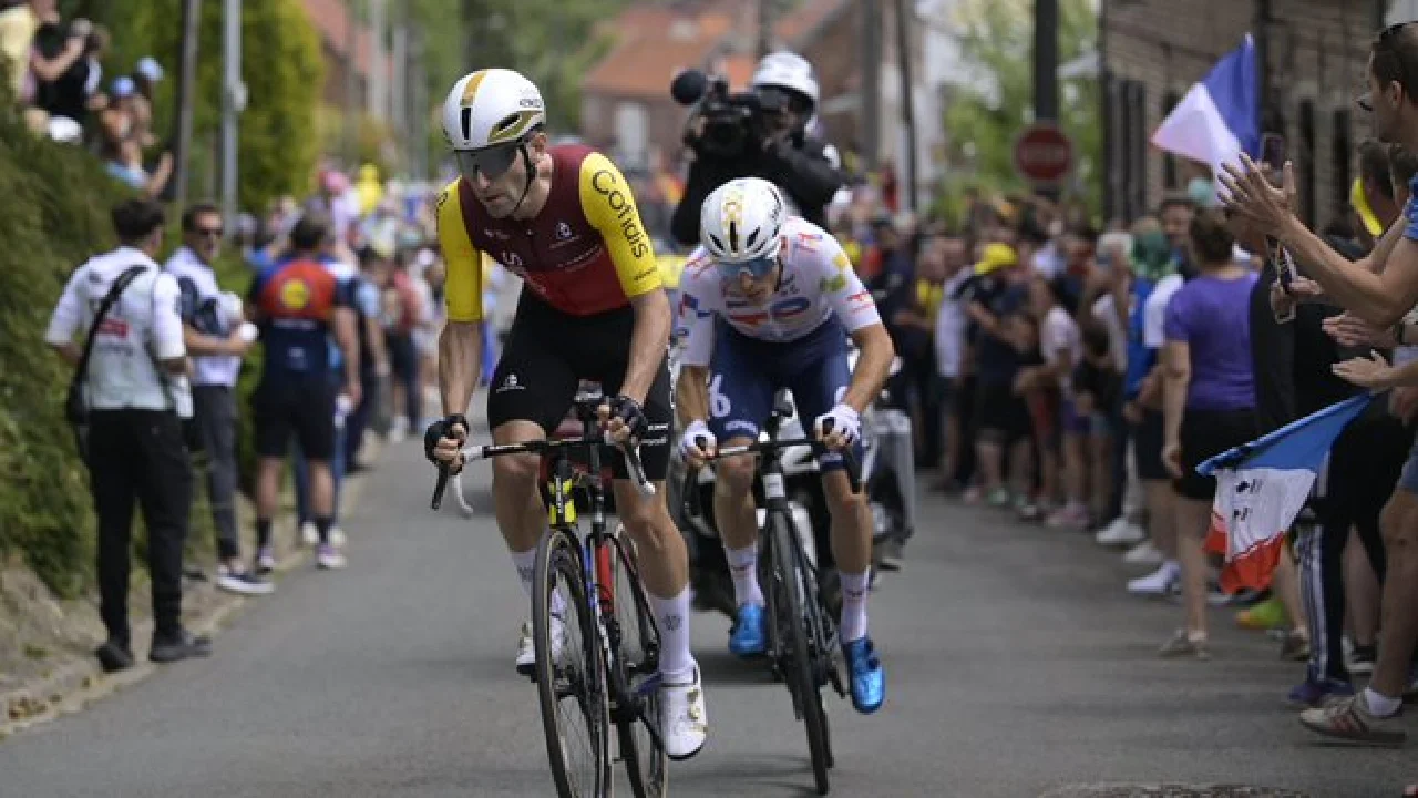 Este es el salario de los colombianos que están corriendo el Tour de Francia 2025
