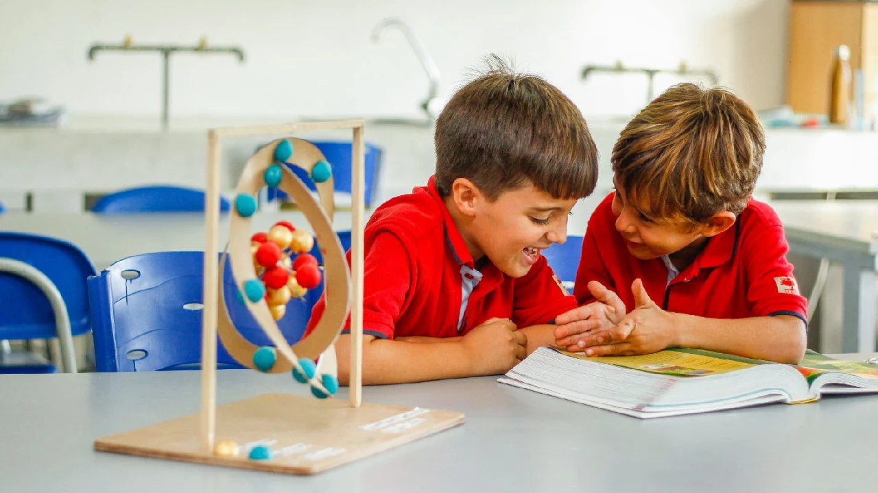 Nuevos enfoques educativos desafían el modelo tradicional en colegios de Colombia