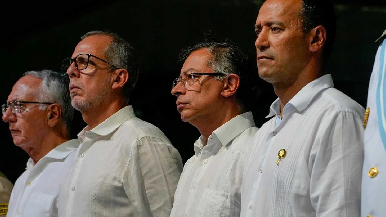 Armada tomará control de aeropuertos por orden de Petro para combatir el narcotráfico