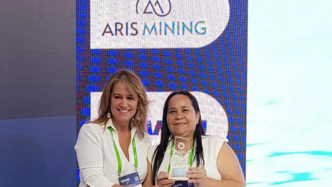 María Liliana Marín, recibió el Galardón HuEllas 2025 por su aporte a la minería responsable y la inclusión social en Colombia.