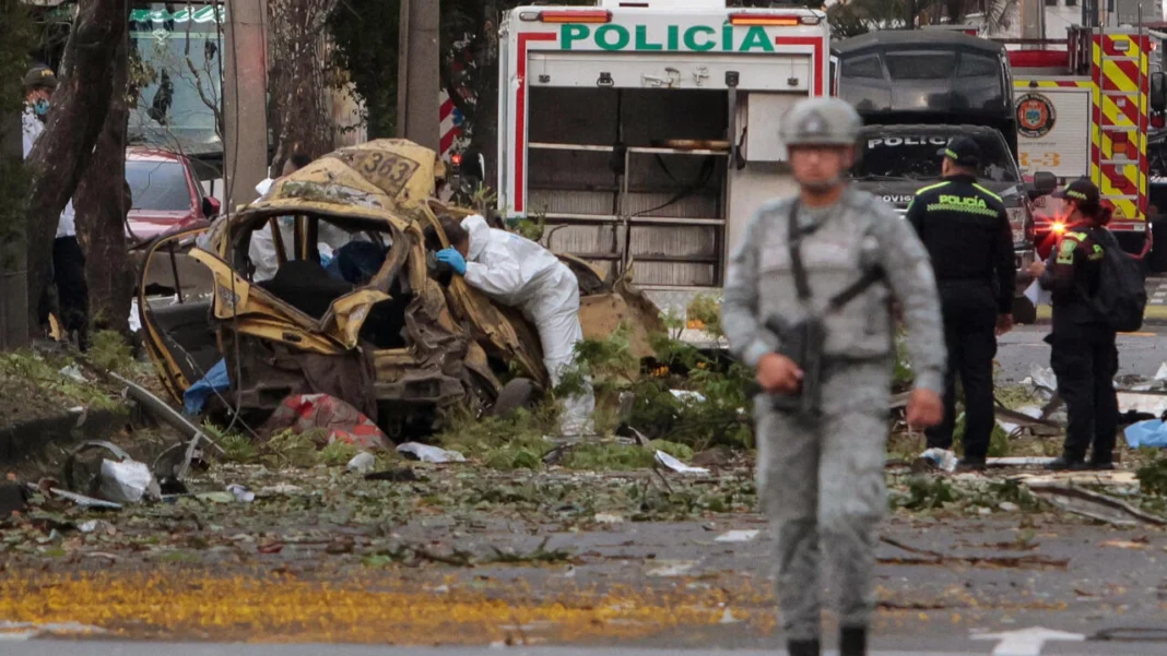 Un nuevo video del atentado en Cali muestra el instante de la explosión en la base militar Marco Fidel Suárez, que dejó seis muertos y más de 80 heridos.