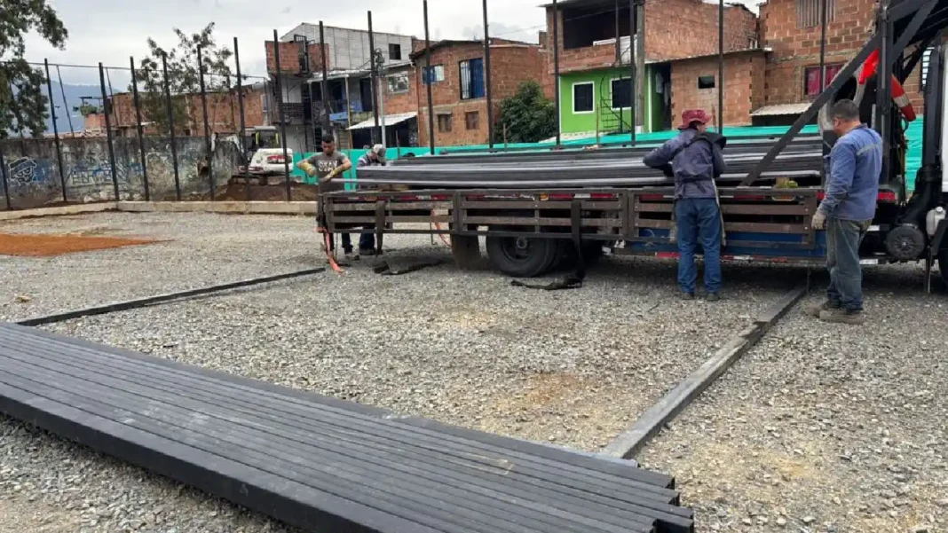 Alcaldía de Bello avanza en el mejoramiento de escenarios deportivos con un 60% de progreso en la cancha sintética de Santa Rita