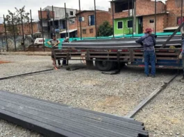 Alcaldía de Bello avanza en el mejoramiento de escenarios deportivos con un 60% de progreso en la cancha sintética de Santa Rita