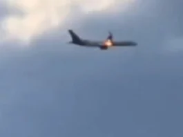 Video: Momento exacto en que avión Boeing 757 se incendia en pleno vuelo