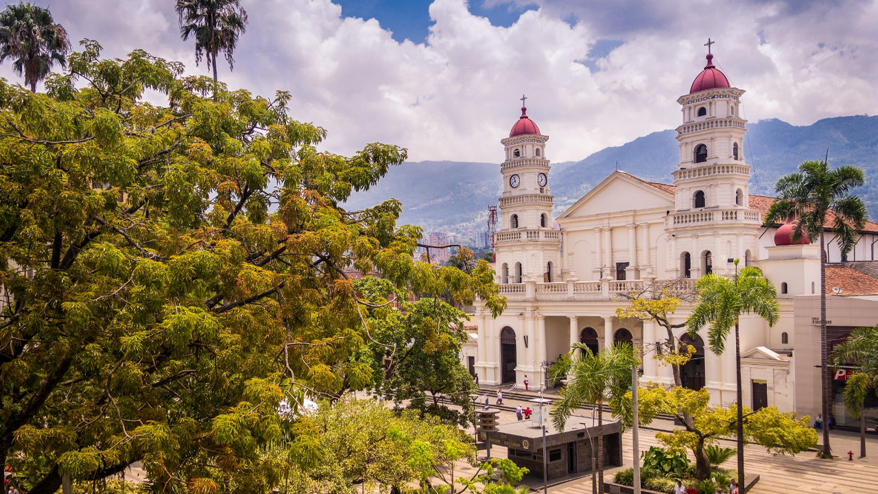 Manuela Zuluaga explica cómo se desarrolla la actualización catastral en Envigado y qué deben saber los ciudadanos
