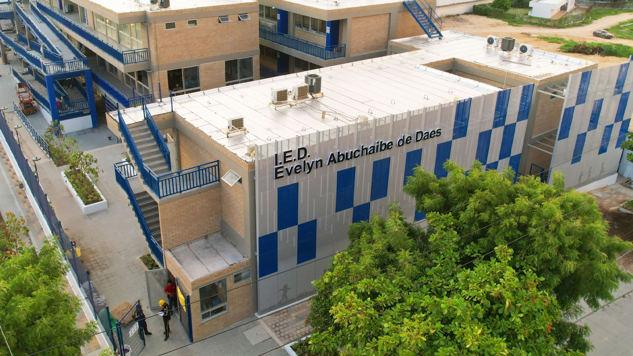 La Fundación Tecnoglass inauguró en La Playa, Barranquilla, un moderno colegio público con modelo STEAM y tecnología de última generación para 800 estudiantes.