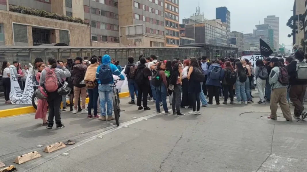 Bloqueos viales y estaciones de Transmilenio bloqueadas por protestas hoy