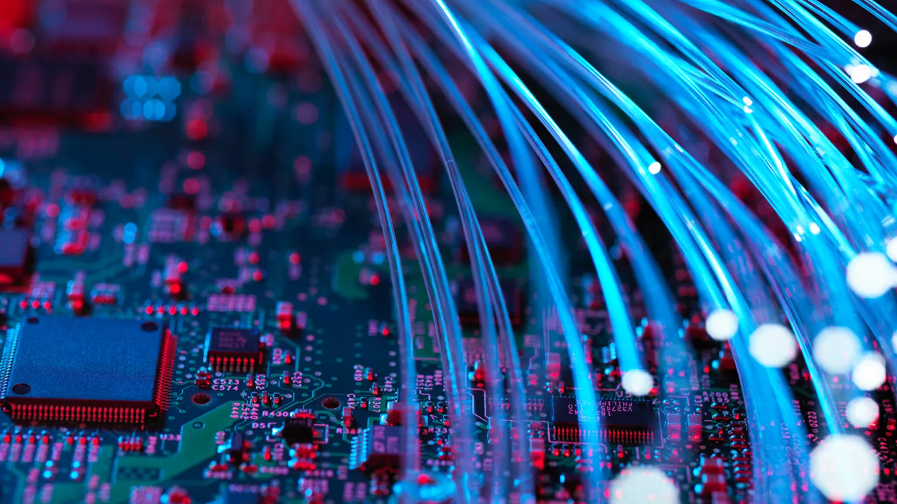 Las inversiones de Claro en estas ciudades representan el masivo despliegue de internet de fibra óptica para favorecer la conectividad en los hogares.