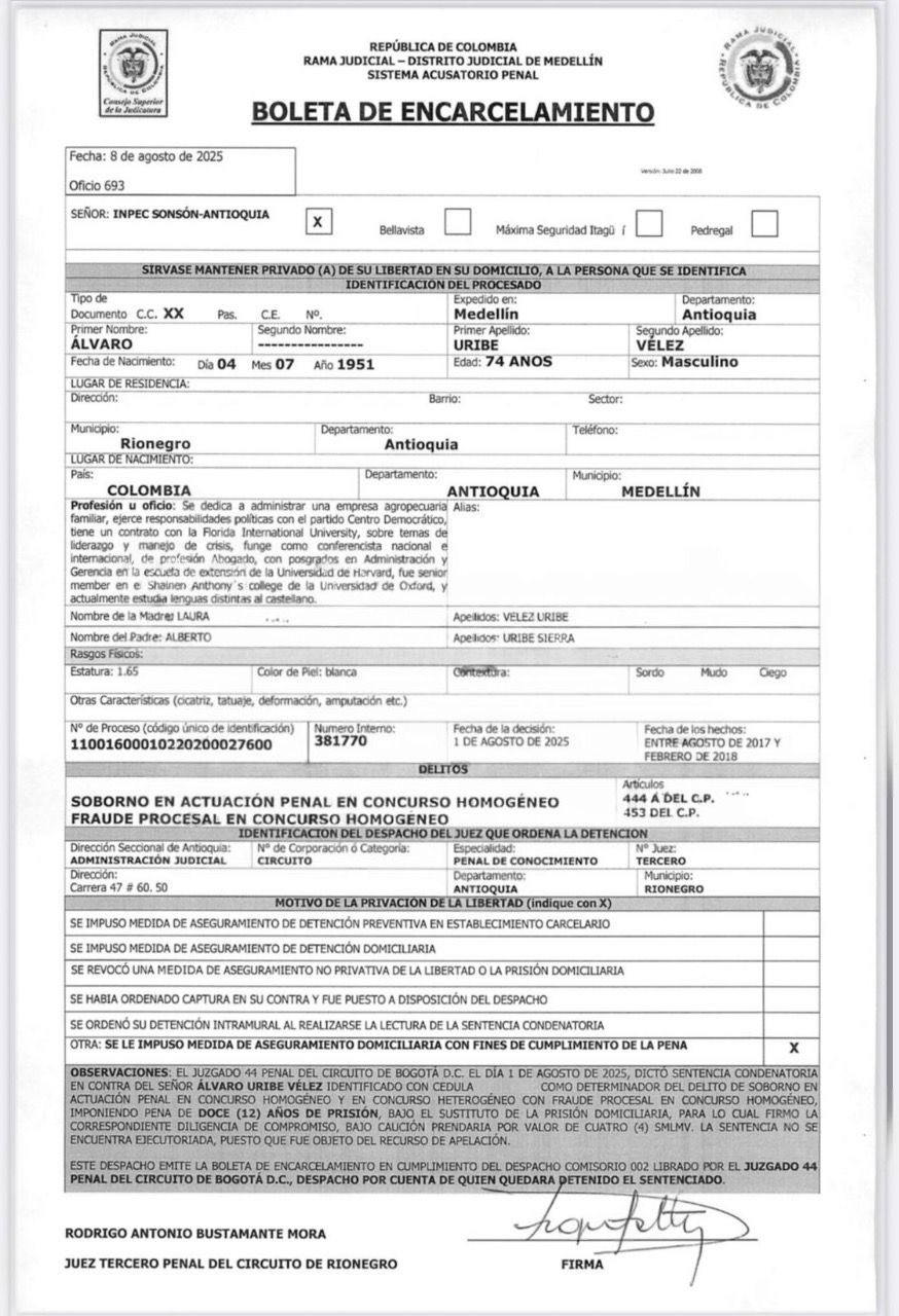 Detalles clave de la boleta de encarcelamiento de Álvaro Uribe