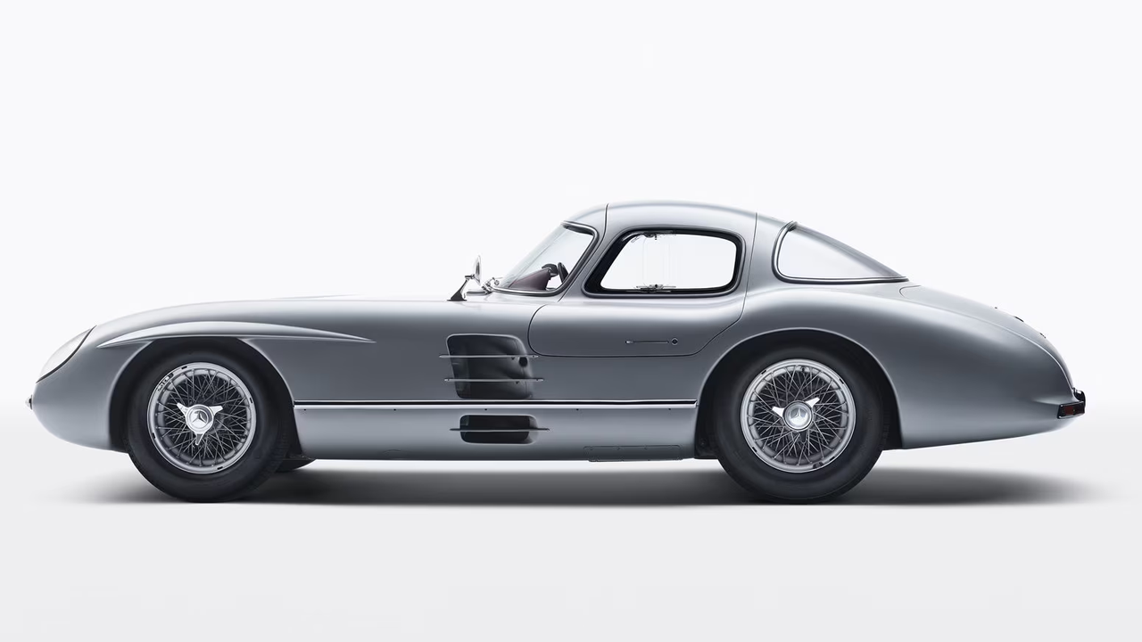 El carro más caro del mundo, el Mercedes-Benz 300 SLR Uhlenhaut Coupe, fue vendido por 143 millones de dólares y es imposible de adquirir en Colombia.