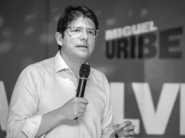 El magnicidio de Miguel Uribe sacude a Colombia, revelando una crisis política y social que expone la fragilidad de la democracia y la impunidad en el país.