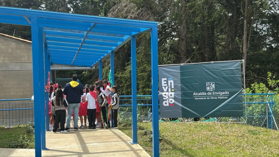 En entrevista con 360 Radio, el secretario de Obras Públicas de Envigado, Juan José Orozco, entregó un completo balance sobre la infraestructura rural en Envigado, destacando inversiones clave en vivienda, mejoramiento vial y educación.