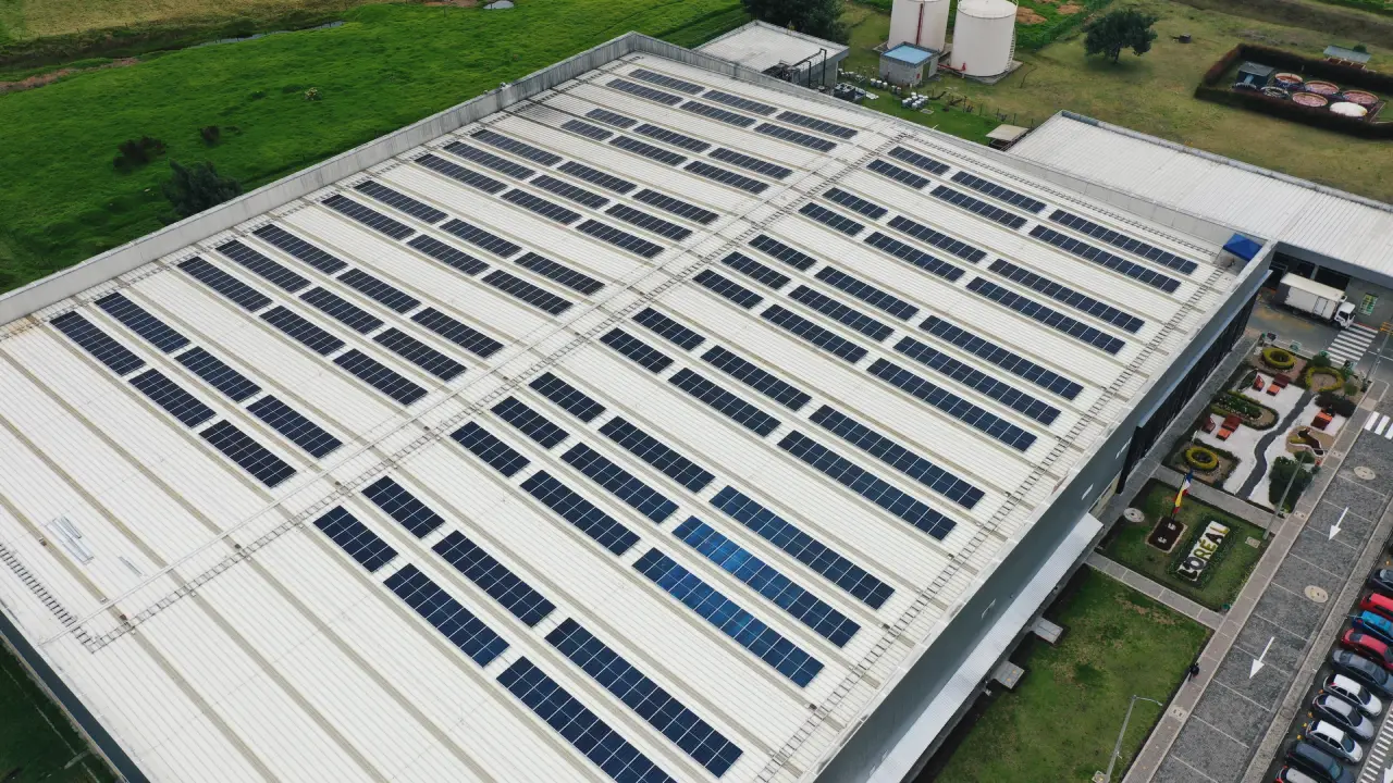 L’Oreal y GreenYellow apuestan por la energía solar fotovoltaica para reducir la huella de carbono en su planta de Funza
