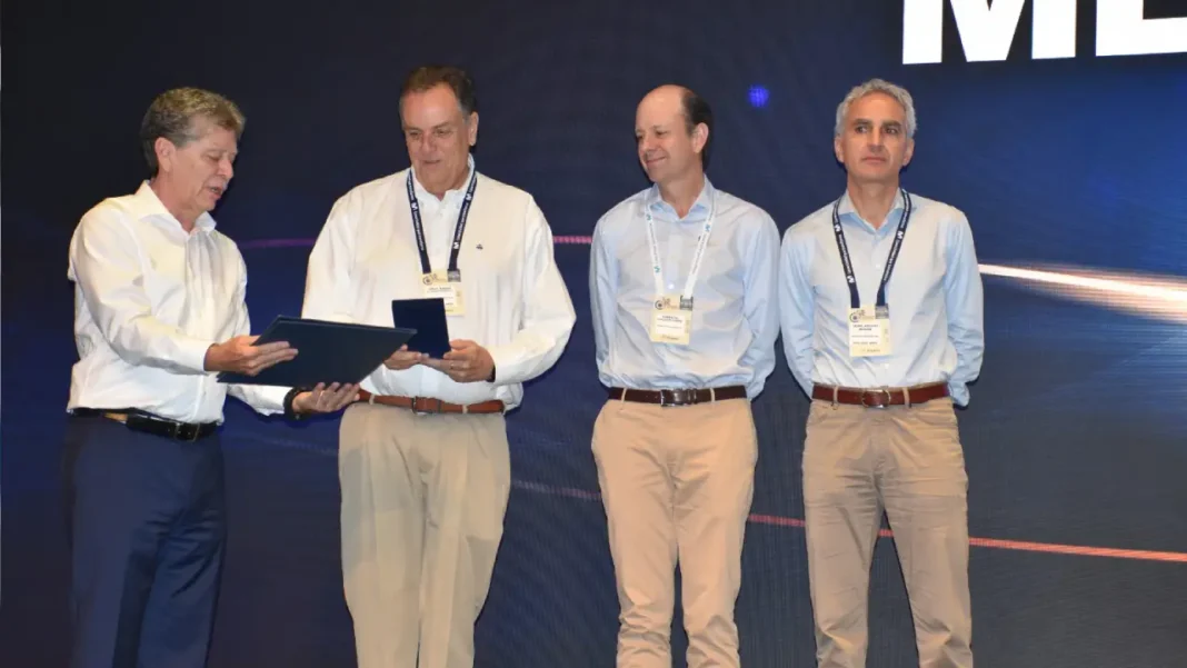 La Orden al Mérito Empresarial ANDI reconoció a Luis Carlos Sarmiento Angulo y Jorge Mario Velásquez por su liderazgo, visión estratégica y aporte al desarrollo de Colombia.