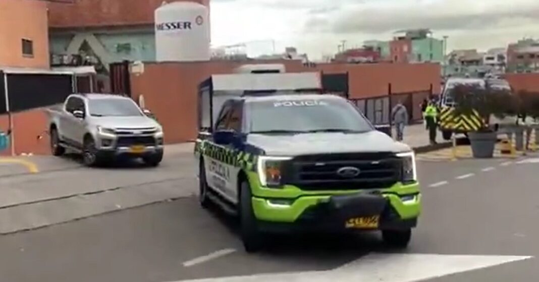 En video: El momento en que Miguel Uribe sale de la Fundación Santa Fe