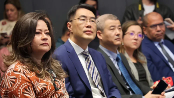 Gobierno impulsa alianza con China para modernizar infraestructura y transporte