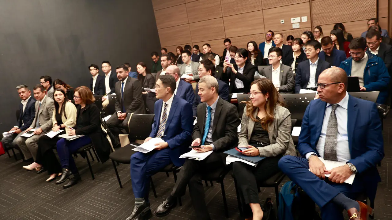 Gobierno impulsa alianza con China para modernizar infraestructura y transporte