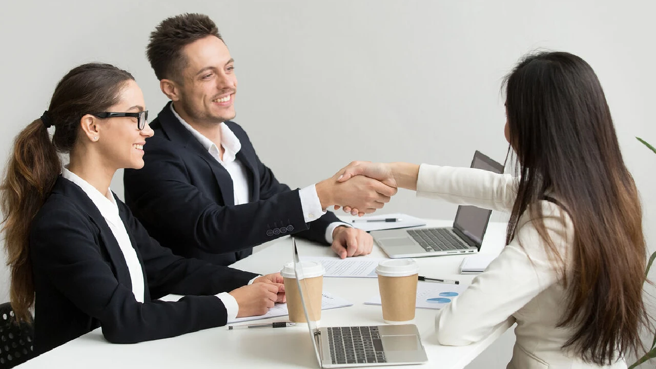 Ofertas de empleo en agosto 2025 con salarios de más de tres millones de pesos al mes