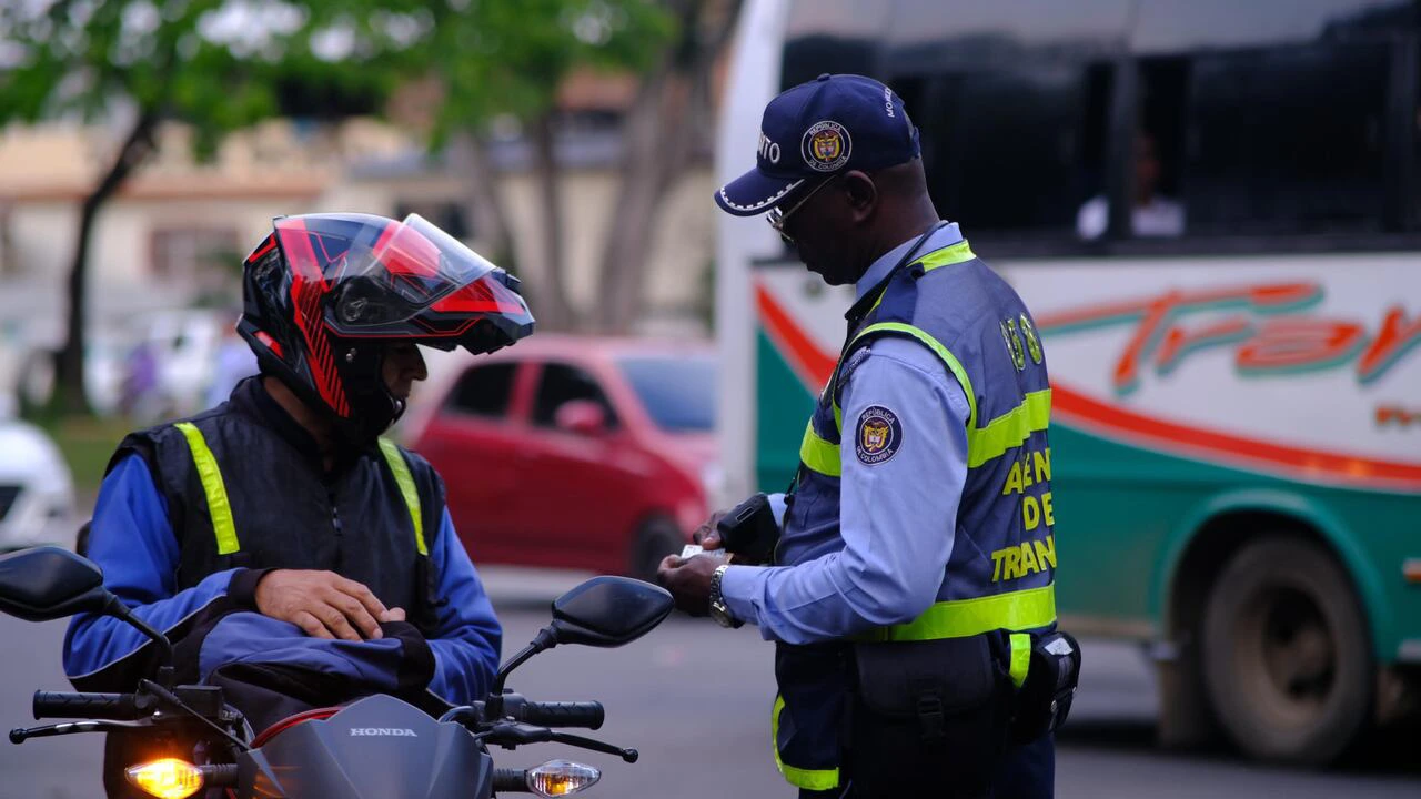 Las consecuencias de la permisividad con los vehículos sin placa en Colombia