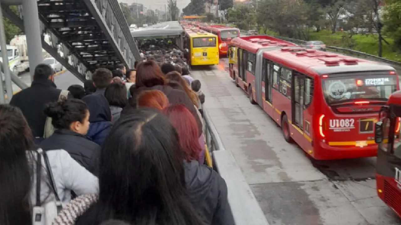 Caos en TransMilenio: una falla mecánica paralizó el norte y centro de Bogotá en hora pico