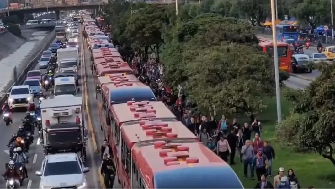 Qué pasó con Transmilenio hoy: Esta fue la razón del colapso del sistema en Bogotá