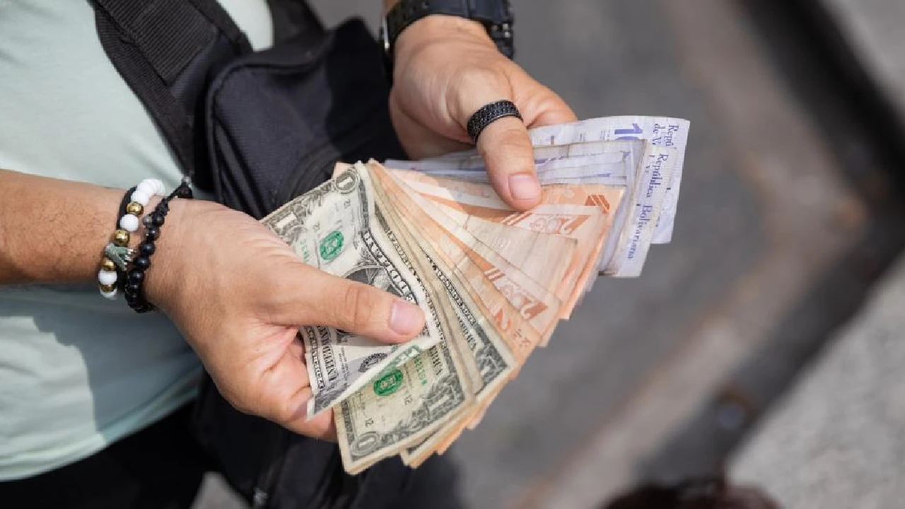 Nueva alza del dólar en Colombia: la divisa rompe la barrera de los $3.900