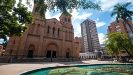 Parque de Bolívar en Medellín, centro de la ciudad, está siendo rehabilitado de esta forma
