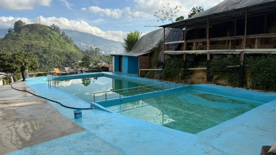 Medellín: Demuelen piscinas ilegales en el cerro de Las Tres Cruces