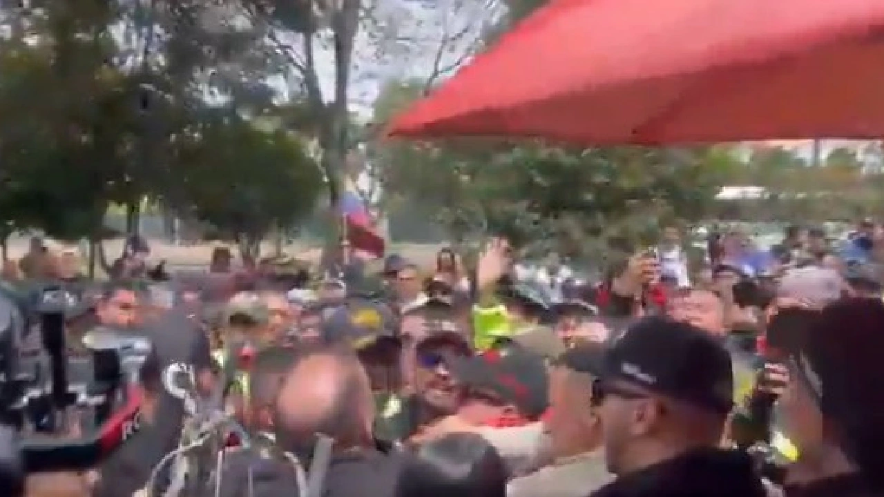 Candidato Santiago Botero y moteros se enfrentaron en manifestaciones hoy en Bogotá