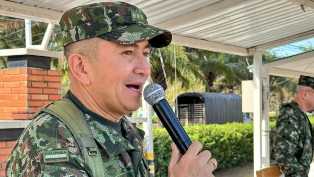 El presidente Gustavo Petro destituyó al general Hernando Garzón Rey por presuntos vínculos con el narcotráfico. Conoce su trayectoria y polémicas.
