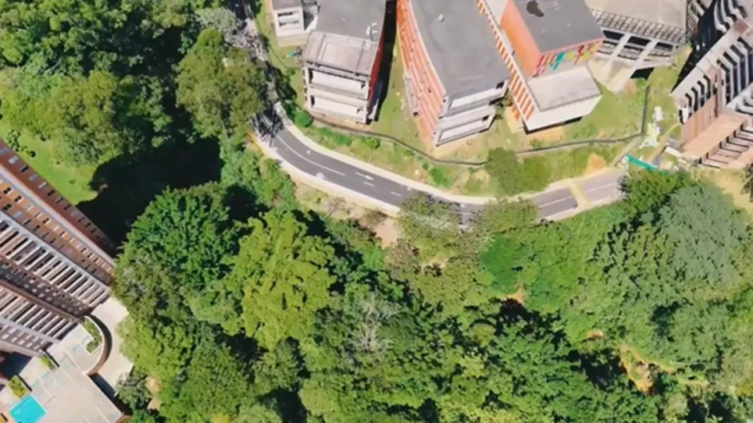 Sabaneta: ¿Qué está pasando con la vía aledaña a la Institución Educativa Adelaida Correa?