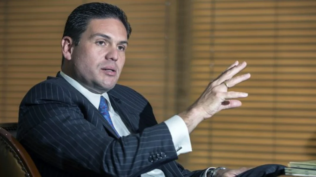 Juan Carlos Pinzón entra en la carrera presidencial con apoyos políticos clave