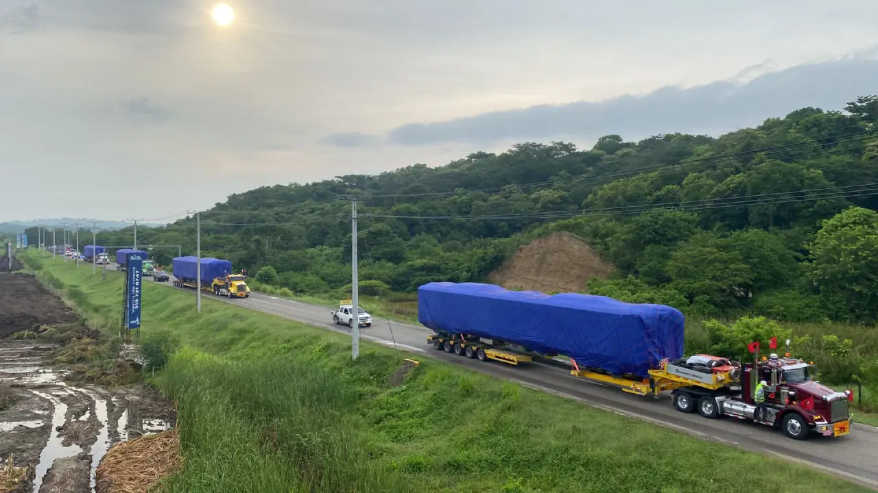 Fotos: Vagones del Metro de Bogotá vienen por carretera escoltados