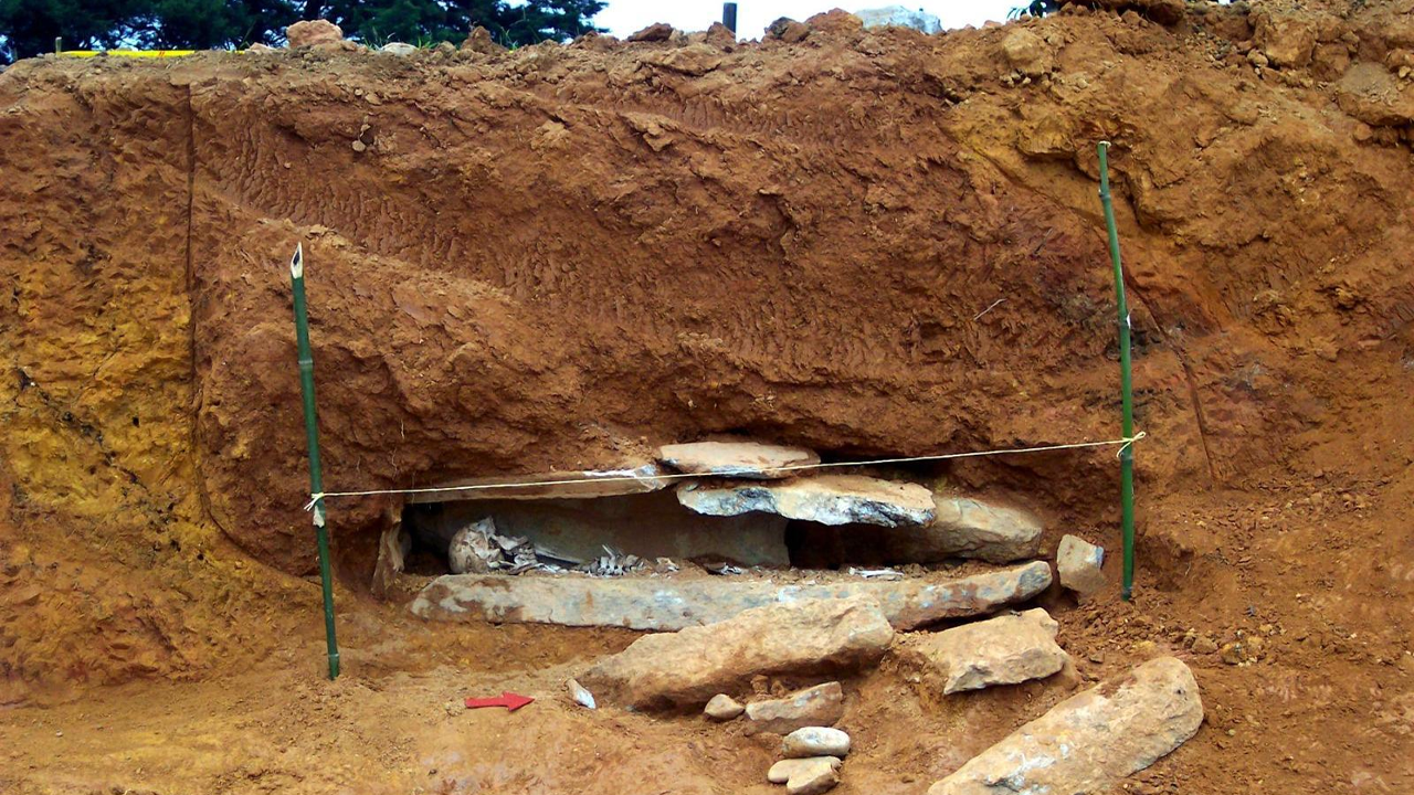 Este hallazgo ocurrió en 2016, cuando se descubrió un sarcófago de piedra con un esqueleto femenino de 1.700 años de antigüedad. A partir de él se creó el Museo Arqueológico de Envigado