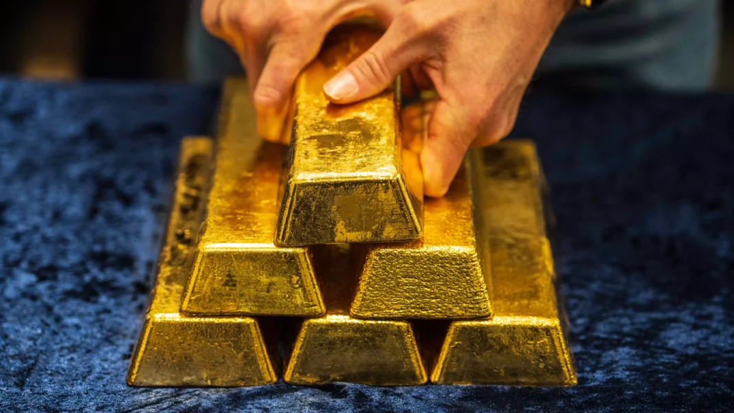 El oro sube ante expectativas de recorte de tasas en EE. UU.