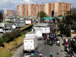 Opiniones cruzadas en redes sociales por manifestaciones hoy en Bogotá. Usuarios dicen que el "paro no existe", pero ya hay bloqueos en algunos púntos.