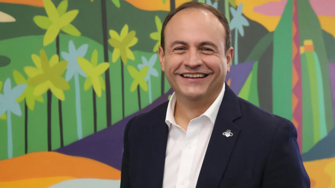 Patricio Espinosa, gerente de IBM, asegura que la inteligencia artificial en el mundo transforma los trabajos y es clave para la competitividad empresarial.