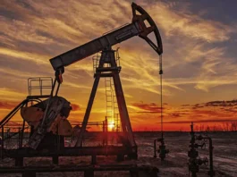 La ley de financiamiento en Colombia propuesta por el gobierno de Gustavo Petro podría elevar el precio de la gasolina por encima de los $18.100 y encarecer el ACPM desde 2026, un ajuste que ya genera preocupación en el sector petrolero.
